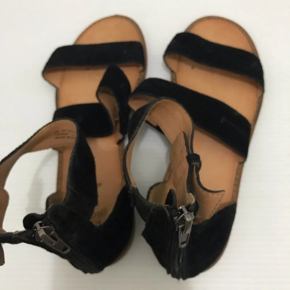 Frye And Co Black Suede Strap Zippered Evie Flat Sandal Size 8